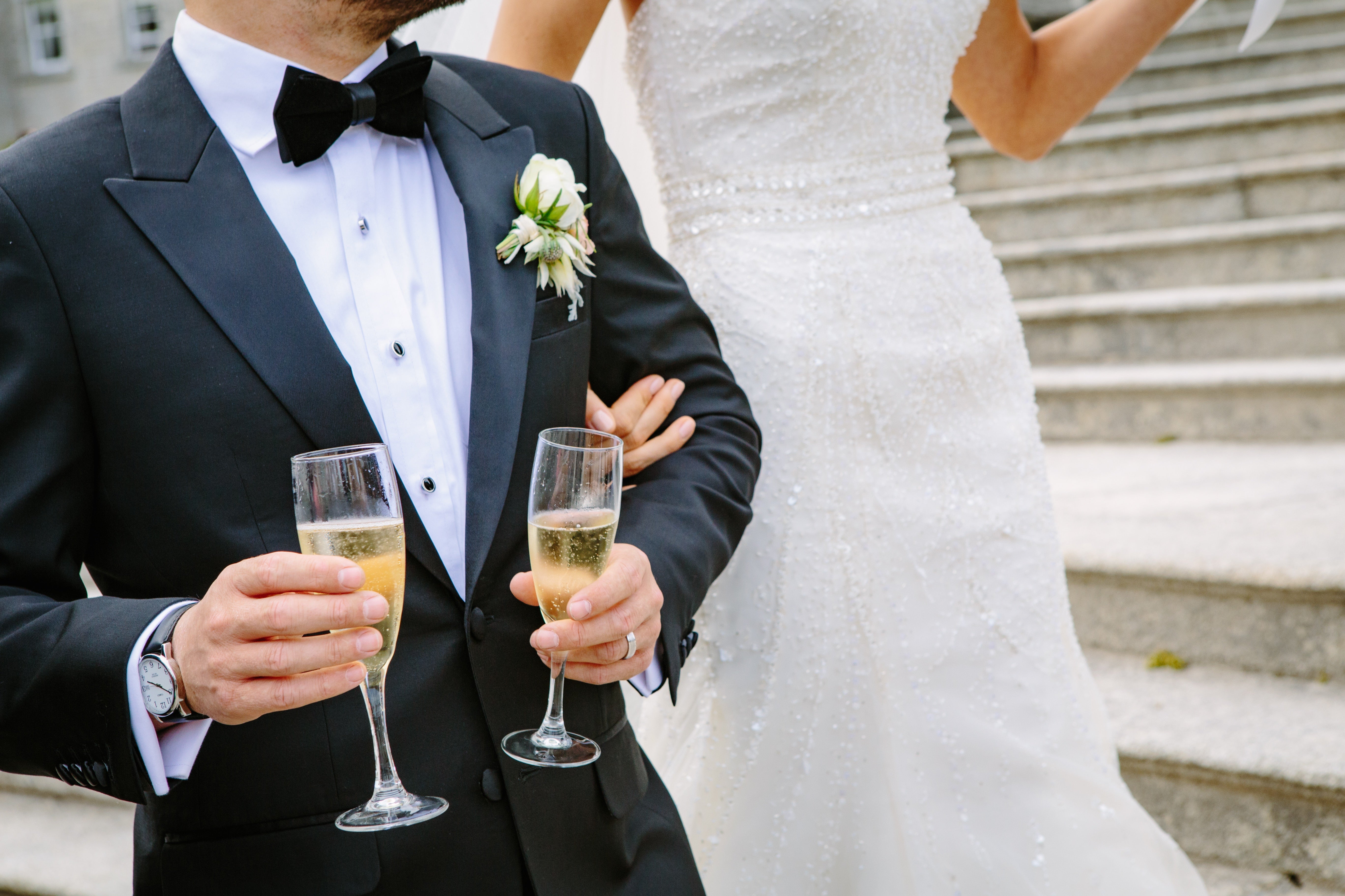 What is the appropriate dress code for the wedding party suits?