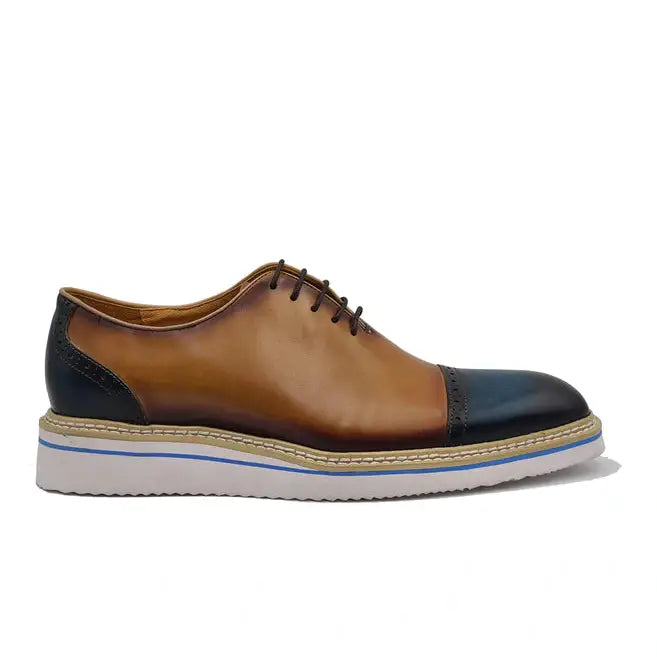 Carrucci Zapatos de vestir de cuero Oxford con punta en dos tonos azul marino y tostado para hombre