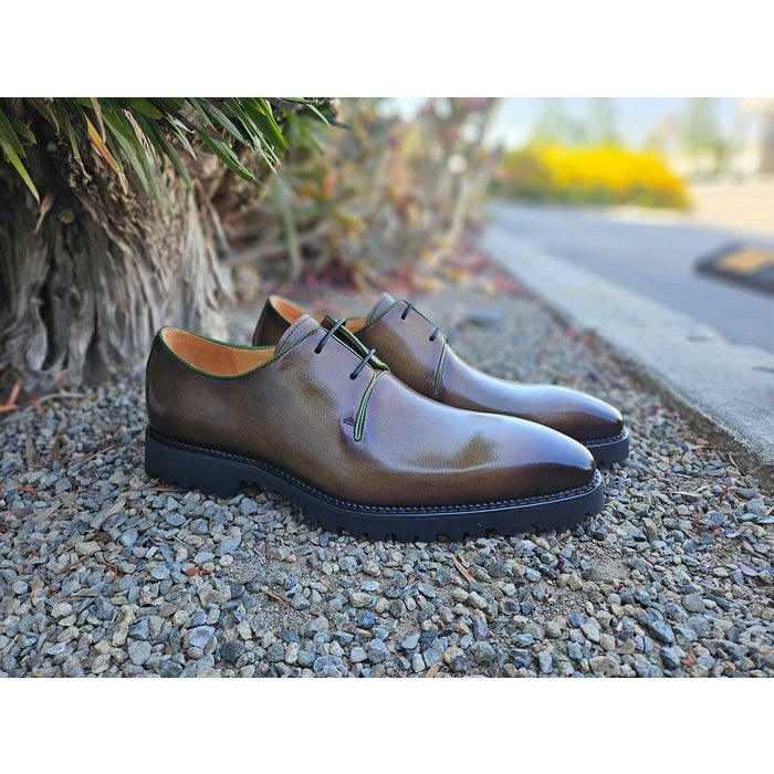 Zapatos de vestir de cuero Oxford con cordones y suela dentada color verde oliva para hombre de Carrucci